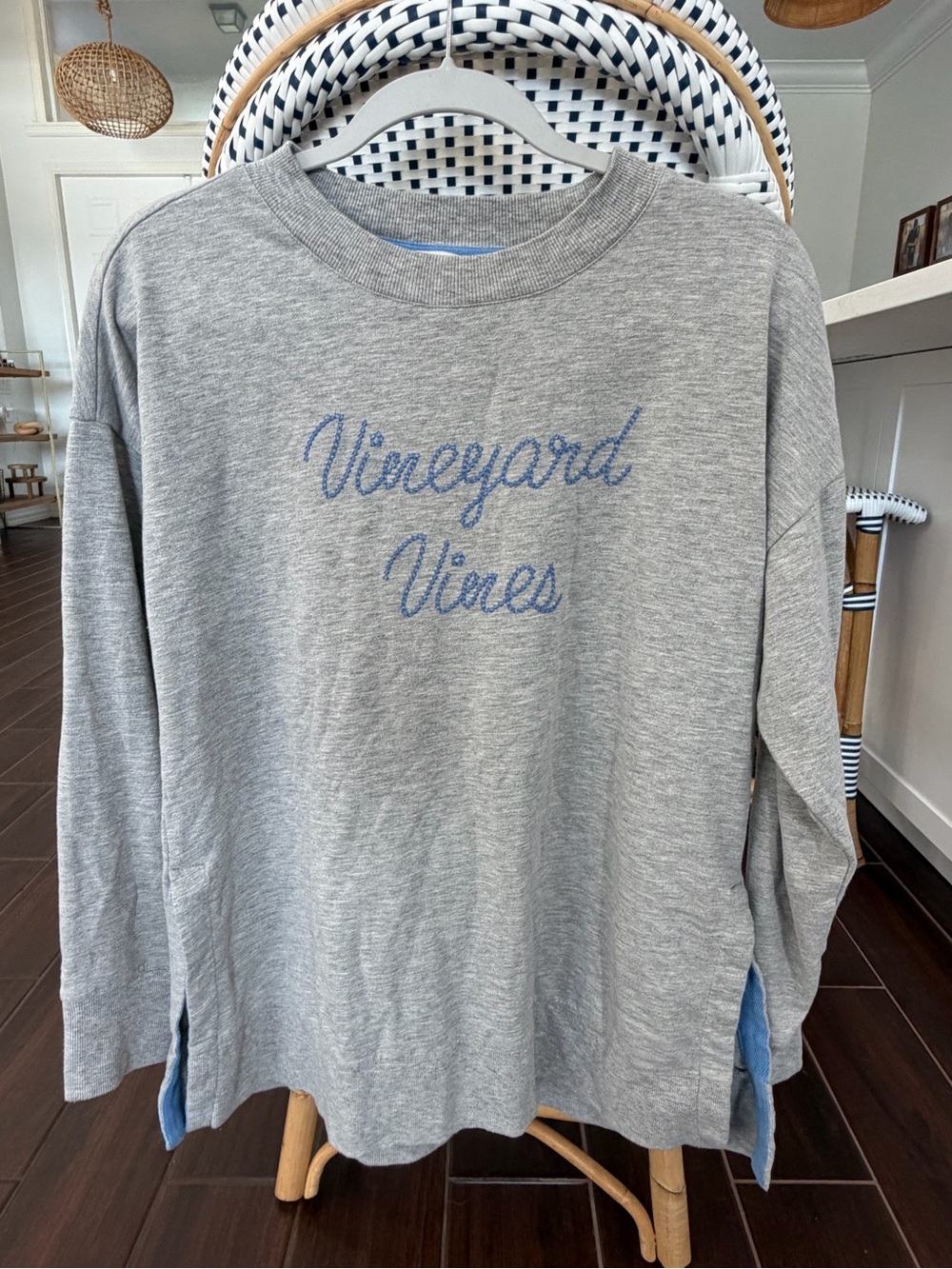 Vineyard Vines Women’s Medium Gray Script Logo Side-Slit Sweatshirt Pullover